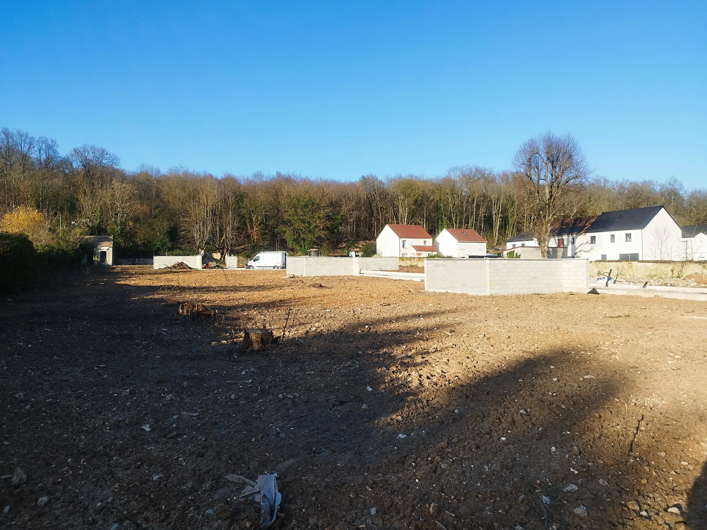Boissettes : les lots préparés, maisons voisines en fond