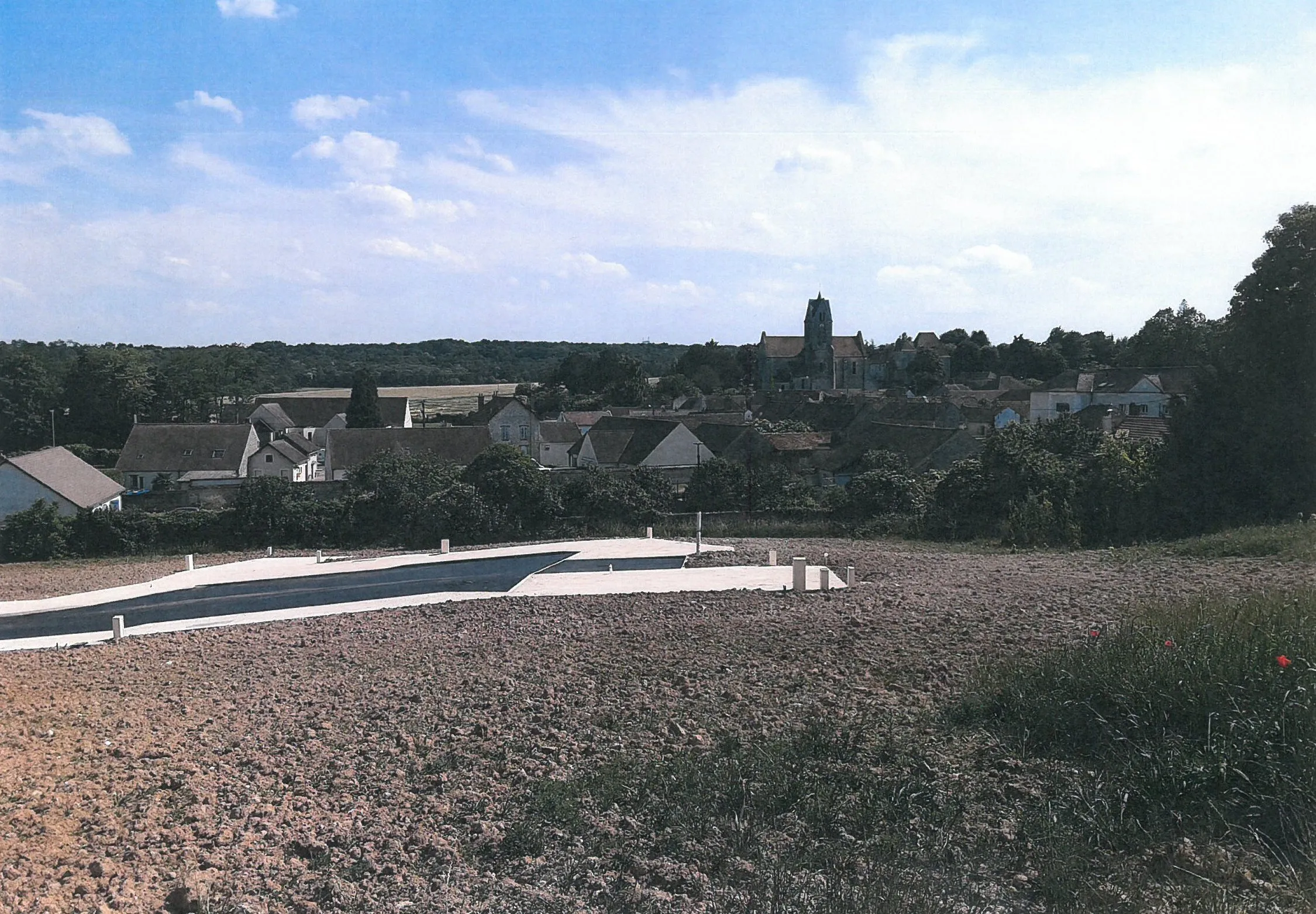 Lotissement de Salins : les lots devant le village et son église